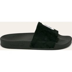 Adidas Originals - Klapki. Czarne klapki damskie adidas Originals, bez wzorów, ze skóry, bez obcasa, na obcasie. W wyprzedaży za 179,90 zł.