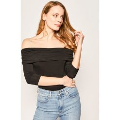 Bluzka Guess Cerere W0GP40 K68D0. Czarne bluzki damskie Guess, s, z aplikacjami, bez kołnierzyka, bez rękawów. W wyprzedaży za 229,00 zł.
