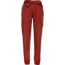 Spodnie bojówki bonprix czerwony karminowy. Czerwone spodnie damskie bonprix, bez wzorów. Za 109,99 zł.