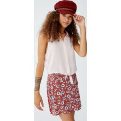 Gładka koszula bez rękawów, z węzłem. Różowe topy damskie Pull&Bear, bez wzorów, bez kołnierzyka, bez rękawów. Za 49,90 zł.