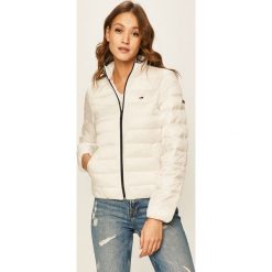 Tommy Jeans - Kurtka. Białe kurtki damskie Tommy Jeans, s, bez wzorów, z poliesteru, krótkie. Za 749,90 zł.