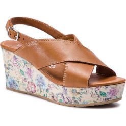 Sandały TAMARIS - 1-28332-32 Cognac/Flower 319. Pomarańczowe klapki damskie Tamaris, bez wzorów, ze skóry, bez obcasa, na obcasie. W wyprzedaży za 189,00 zł.