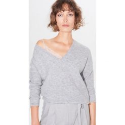 Sweter z kryształkami - Jasny szary. Szare swetry damskie Mohito, s. W wyprzedaży za 39,99 zł.