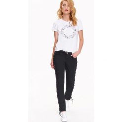 T-shirty damskie: T-SHIRT DAMSKI BIAŁY Z OZDOBNYM NADUKIEM Z PEREŁKAMI ORAZ WIĄZANIEM NA PLECACH