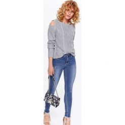 SWETER DAMSKI W WARKOCZE, ODKRYTE RAMIONA. Szare swetry damskie Top Secret, na lato, bez wzorów, z dzianiny, eleganckie, bez rękawów, bez kaptura. W wyprzedaży za 59,99 zł.