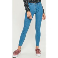 Jeansy skinny mid waist - Niebieski. Niebieskie spodnie z wysokim stanem Sinsay, z jeansu. Za 39,99 zł.