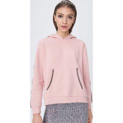 Bluza z brokatową aplikacją - Różowy. Różowe bluzy damskie Sinsay, s, z aplikacjami. W wyprzedaży za 39,99 zł.