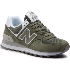 Sneakersy NEW BALANCE - WL574ESA Zielony. Zielone półbuty damskie marki New Balance, na co dzień, bez wzorów, z zamszu, bez obcasa, na płaskiej podeszwie, bez zapięcia. Za 349,99 zł.