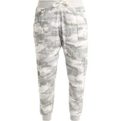 Spodnie dresowe damskie: Nike Sportswear GYM PANT CAMO Spodnie treningowe light pumice/sail