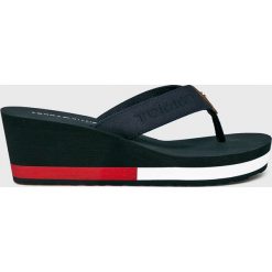 Tommy Hilfiger - Japonki. Niebieskie koturny damskie TOMMY HILFIGER, bez obcasa, na obcasie, bez zapięcia. W wyprzedaży za 179,90 zł.