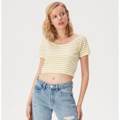 Krótki t-shirt w paski - Kremowy. Białe t-shirty damskie Sinsay, s, w paski, bez kołnierzyka. W wyprzedaży za 14,99 zł.