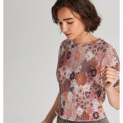 Kwiatowa bluzka w prążki - Kremowy. Białe bluzki damskie Cropp, s, bez wzorów, bez kołnierzyka, bez rękawów. W wyprzedaży za 39,99 zł.