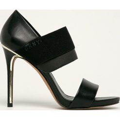 Dkny - Szpilki skórzane. Czarne sandały damskie DKNY, bez wzorów, ze skóry, bez obcasa, na obcasie, bez zapięcia. W wyprzedaży za 479,90 zł.