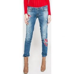 Guess Jeans - Jeansy Starlet. Niebieskie jeansy damskie Guess Jeans, z obniżonym stanem. W wyprzedaży za 389,90 zł.