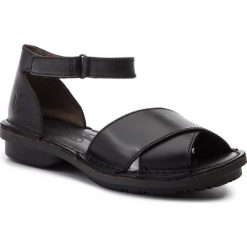 Sandały FLY LONDON - Fiolfly P801475000 Black/Black. Czarne klapki damskie Fly London, bez wzorów, ze skóry, bez obcasa, na obcasie. W wyprzedaży za 269,00 zł.
