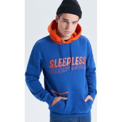 Bluza z kapturem kolekcja Night Animals - Granatowy. Niebieskie bluzy męskie Cropp, s, bez wzorów, z kapturem, bez rękawów, z kapturem. W wyprzedaży za 69,99 zł.