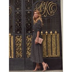 SUKIENKA DAMSKA W KROPKI Z GUMKĄ W PASIE. Białe sukienki damskie marki Top Secret, na co dzień, na zimę, w grochy, eleganckie, bez kołnierzyka, z długim rękawem, długie, mini. W wyprzedaży za 59,99 zł.