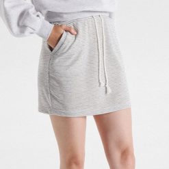 Dzianinowa spódnica mini - Biały. Białe spódniczki damskie Cropp, s, bez wzorów, z dzianiny, mini. Za 49,99 zł.