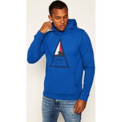 Bluza TOMMY HILFIGER Th Cool Surf Artwork MW0MW13472. Niebieskie bluzy męskie TOMMY HILFIGER, xl, bez wzorów, bez kołnierzyka, bez rękawów, bez kaptura. W wyprzedaży za 409,00 zł.
