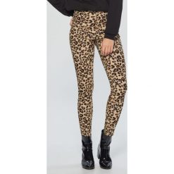 Spodnie high waist w panterkę - Brązowy. Brązowe spodnie damskie z wysokim stanem marki Cropp, z motywem zwierzęcym. Za 89,99 zł.