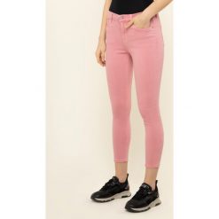 Jeansy Skinny Fit Tommy Jeans Nora Mid Rise DW0DW07495. Różowe jeansy damskie Tommy Jeans, bez wzorów, z jeansu. W wyprzedaży za 289,00 zł.