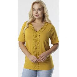 Camelowa Bluzka Celaphonos. Brązowe bluzki damskie Born2be, xl, w koronkowe wzory, z dzianiny, bez kołnierzyka, z krótkim rękawem. Za 49,99 zł.