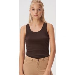 Bawełniany top basic - Brązowy. Pomarańczowe topy damskie Sinsay, s, bez wzorów, z bawełny, bez kołnierzyka. Za 7,99 zł.