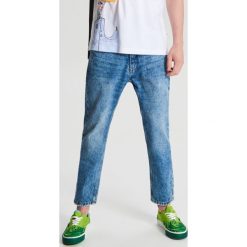 Jeansy regular cropped - Niebieski. Niebieskie jeansy męskie Cropp, m, bez wzorów. W wyprzedaży za 39,99 zł.