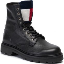 Trapery TOMMY JEANS - Padded Tongue Flatform Boot EN0EN00618 Black 990. Czarne trapery damskie Tommy Jeans, z jeansu, bez obcasa, bez zapięcia. W wyprzedaży za 419,00 zł.