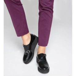Skórzane półbuty derby na koturnie, ze sprzączkami. Czarne czółenka damskie marki La Redoute Collections, w paski, ze skóry, z okrągłym noskiem, na koturnie. Za 226,76 zł.