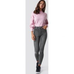 NA-KD Jeansy Skinny High Waist Raw Hem - Grey. Szare spodnie z wysokim stanem NA-KD, z jeansu. Za 141,95 zł.