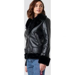 NA-KD Trend Motocyklowa kurtka oversize - Black. Białe kurtki damskie marki NA-KD Trend, z nadrukiem, z jersey, z okrągłym kołnierzem. Za 404,95 zł.