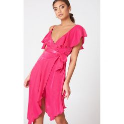 NA-KD Party Asymetryczna sukienka kopertowa z falbaną - Pink. Różowe sukienki asymetryczne NA-KD Party, na imprezę, z poliesteru, z asymetrycznym kołnierzem. Za 80,95 zł.