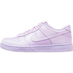 Nike Sportswear DUNK LOW SE (GS) Tenisówki i Trampki violet mist/white. Fioletowe trampki dziewczęce Nike Sportswear, ze skóry, klasyczne. W wyprzedaży za 247,20 zł.