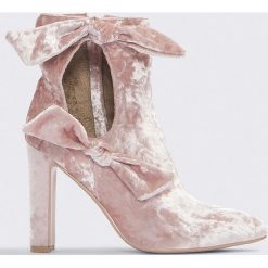 Botki damskie: Lavish Alice Aksamitne botki z wycięciem i wiązaniem – Pink