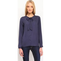 BLUZKA DŁUGI RĘKAW LUŹNA. Bluzki damskie Top Secret, bez wzorów, z tkaniny, eleganckie, z koszulowym kołnierzykiem, z długim rękawem. W wyprzedaży za 49,99 zł.