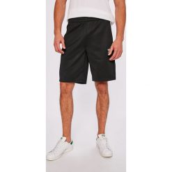 Adidas Originals - Szorty. Czarne spodenki i szorty męskie marki adidas Originals, m, z bawełny, sportowe. W wyprzedaży za 179,90 zł.