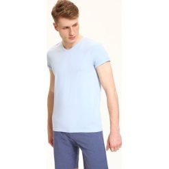 T-SHIRT MĘSKI W SEREK Z ELASTYCZNEJ DZIANINY. Niebieskie t-shirty męskie Top Secret, na lato, xxl, bez wzorów, z bawełny, klasyczne, z dekoltem w serek, krótkie. W wyprzedaży za 14,99 zł.