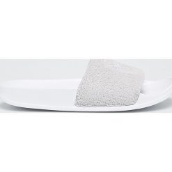 Reebok Classic - Klapki. Białe klapki damskie Reebok Classic, bez wzorów, z materiału, bez obcasa, na obcasie. W wyprzedaży za 49,90 zł.
