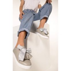 Szare Buty Sportowe Sweet Dreams. Szare buty sportowe damskie Born2be, bez wzorów, bez zapięcia. W wyprzedaży za 29,99 zł.