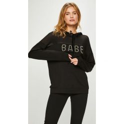 Guess Jeans - Bluza Bebe. Czarne bluzy damskie z nadrukiem marki Guess Jeans, s, z elastanu, z kapturem. W wyprzedaży za 299,90 zł.