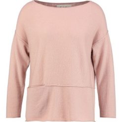 Swetry klasyczne damskie: And Less GUNHILDE Sweter rose dust