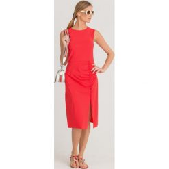SUKIENKA Patrizia Pepe. Czerwone sukienki damskie Patrizia Pepe, na imprezę, s, z nadrukiem, z tkaniny, z okrągłym kołnierzem, bez rękawów, midi, dopasowane. Za 552,30 zł.