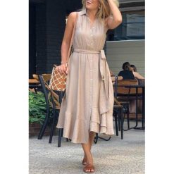 Sukienka LATIMNA BEIGE. Brązowe sukienki damskie IVET, na co dzień, bez wzorów, eleganckie, bez kołnierzyka, bez rękawów, proste. W wyprzedaży za 99,00 zł.