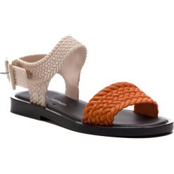 Sandały MELISSA - Mar Sandal + Salinas A 32482 Orange/Black 53235. Pomarańczowe klapki damskie Melissa, bez wzorów, z tworzywa sztucznego, bez obcasa, na obcasie. W wyprzedaży za 219,00 zł.
