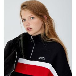 Bluza z suwakiem i panelami. Czarne bluzy damskie Pull&Bear, bez wzorów, bez rękawów, bez kaptura. Za 89,90 zł.