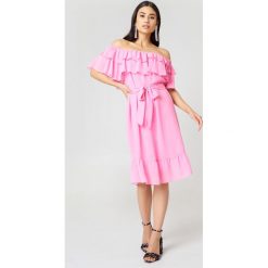 Sukienki: NA-KD Boho Sukienka z odkrytymi ramionami – Pink