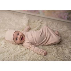 Czapka ROSE 74. Czerwone czapeczki niemowlęce NANAF ORGANIC, bez wzorów. Za 32,99 zł.