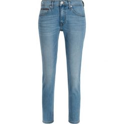 Jeansy Slim Fit Tommy Jeans DW0DW06551. Niebieskie jeansy damskie Tommy Jeans. W wyprzedaży za 289,00 zł.