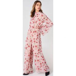 Andrea Hedenstedt x NA-KD Kombinezon z wycięciem - Pink,Multicolor. Różowe kombinezony damskie marki Andrea Hedenstedt x NA-KD, z poliesteru. W wyprzedaży za 48,58 zł.